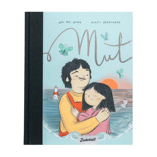 Das Cover von "Mut" von Wai Mei Wong zeigt einen lächelnden Erwachsenen und ein Kind, die sich am Meer umarmen, mit Schmetterlingen, einem Leuchtturm und Wellen im Hintergrund. Oben stehen der Titel und der Markenname.