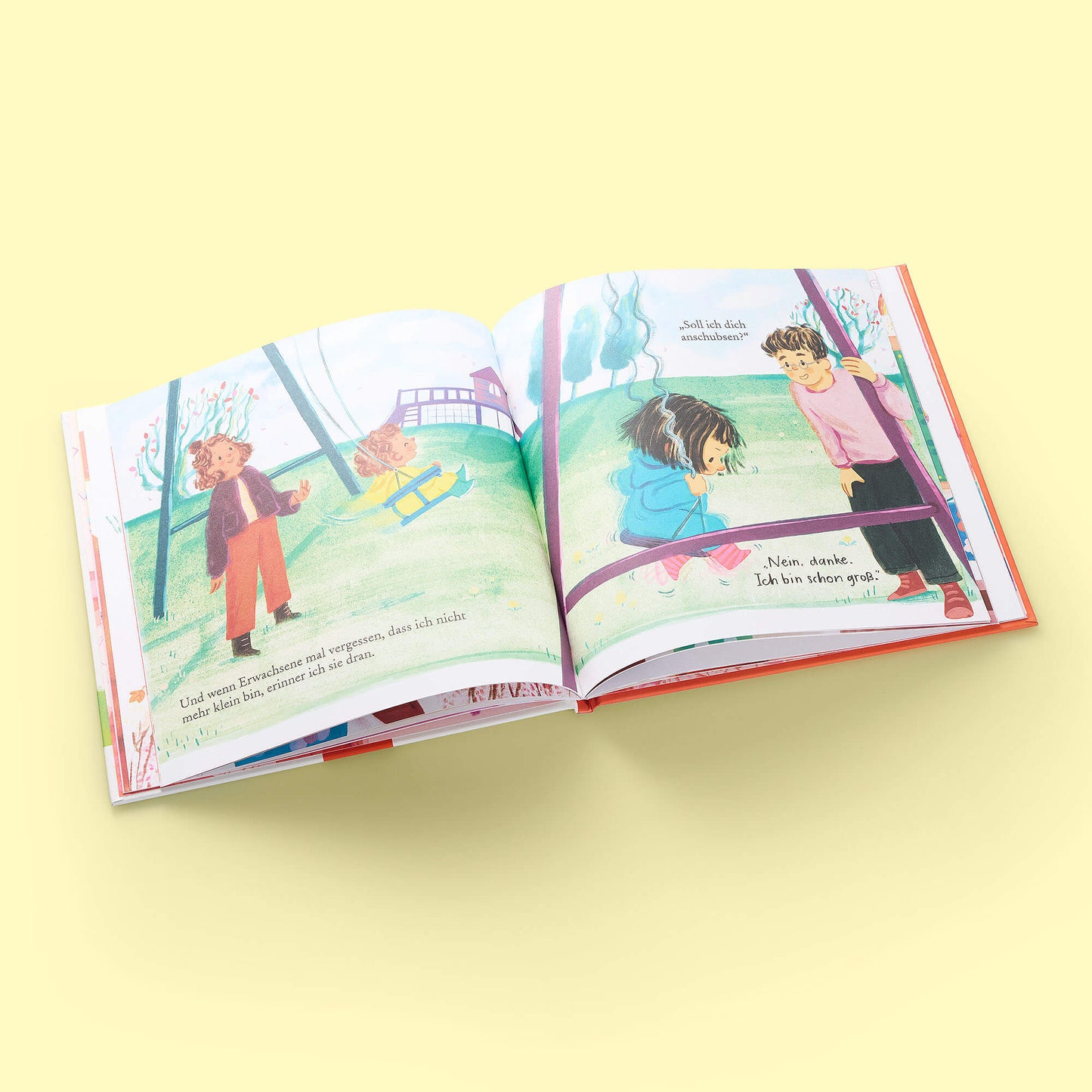 Das farbenfrohe Bilderbuch "Auch große Geschwister sind noch klein" vom Zuckersüß Verlag zeigt drei Kinder beim Spielen an Schaukeln und behandelt in deutschen Dialogen ihre Gefühle vor gelbem Hintergrund.