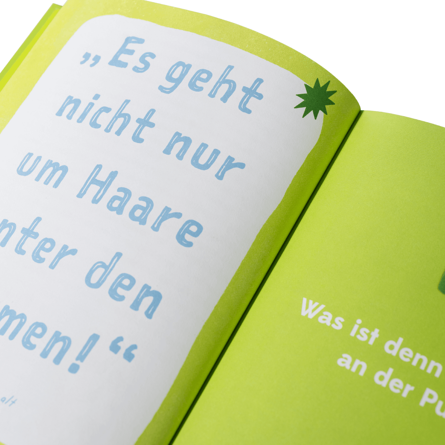 Ein aufgeschlagenes Buch mit grünen Seiten zeigt großen blauen und weißen deutschen Text: "Es geht nicht nur um Haare unter den Armen!" - der perfekte Einstieg ins Thema in der Pubertät Starter Pack von Zuckersüß Verlag.