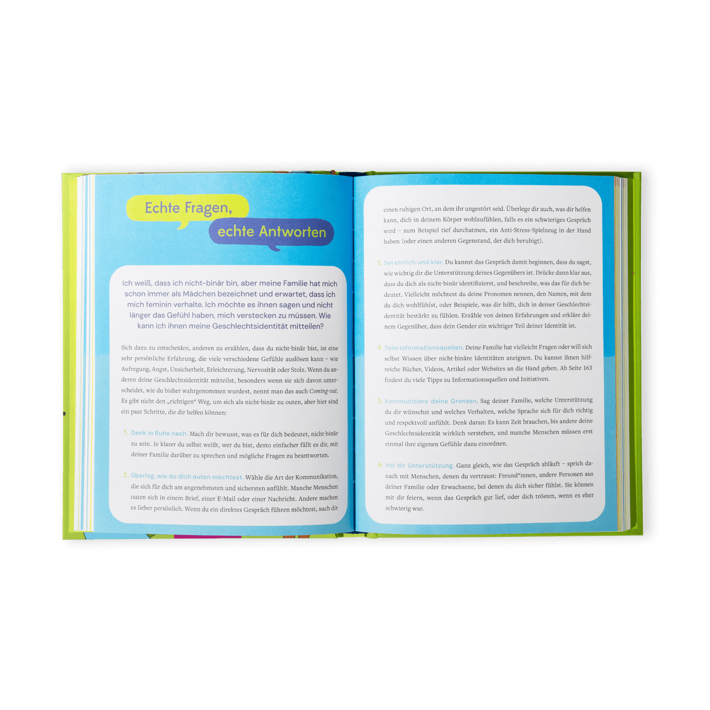 Ein aufgeschlagenes Buch aus dem Pubertät Starter Pack des Zuckersüß Verlags zeigt zwei Seiten deutschen Text mit blauen und grünen Akzenten, hervorgehobenen Dialogblasen mit der Aufschrift "Echte Fragen, echte Antworten" und übersichtlichen Absätzen.