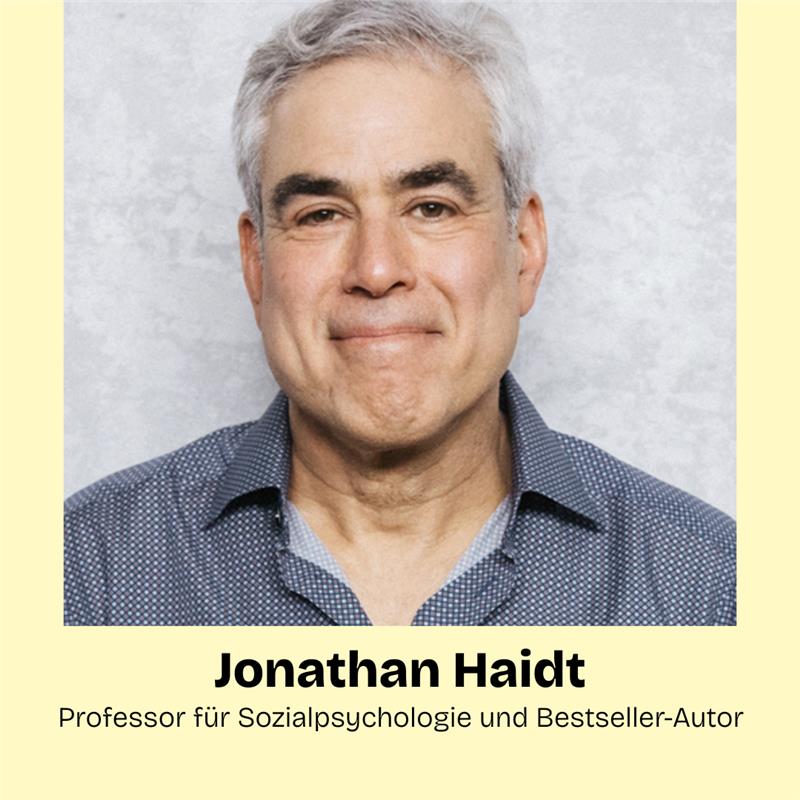 Porträt eines Mannes mittleren Alters mit grauem Haar in einem dunkel gemusterten Hemd, der sanft lächelt. Text: Jonathan Haidt, Bestseller-Autor von "Generation Glücklich" (Zuckersüß Verlag), Experte für Social Media für Kinder. Hintergrund: blassgelb.
